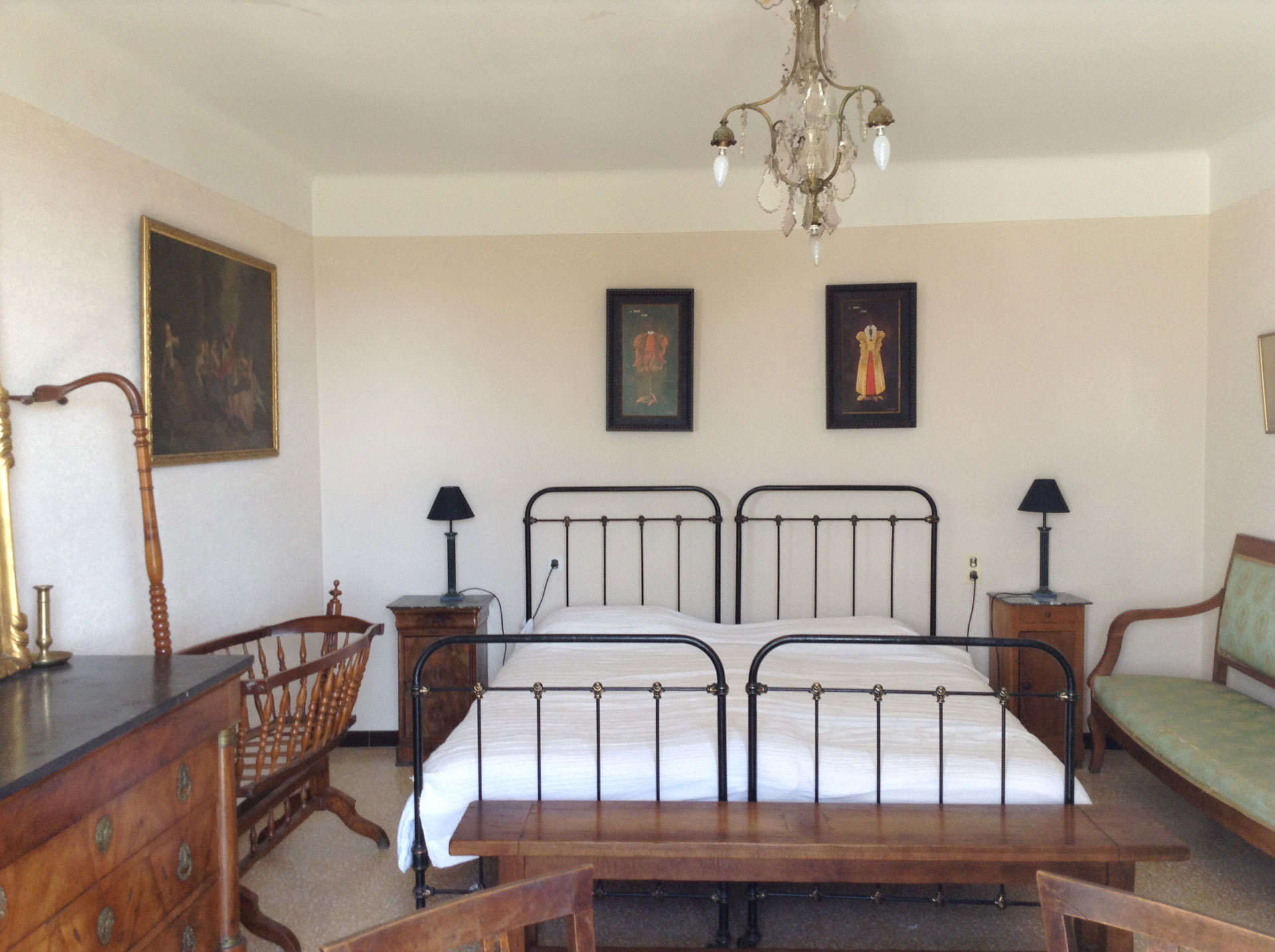 Une des grandes chambres du gîte provençal Le Bruset