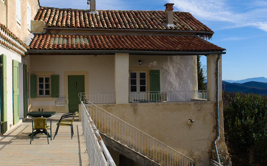 Terrasse sud du gîte provençal Le Bruset