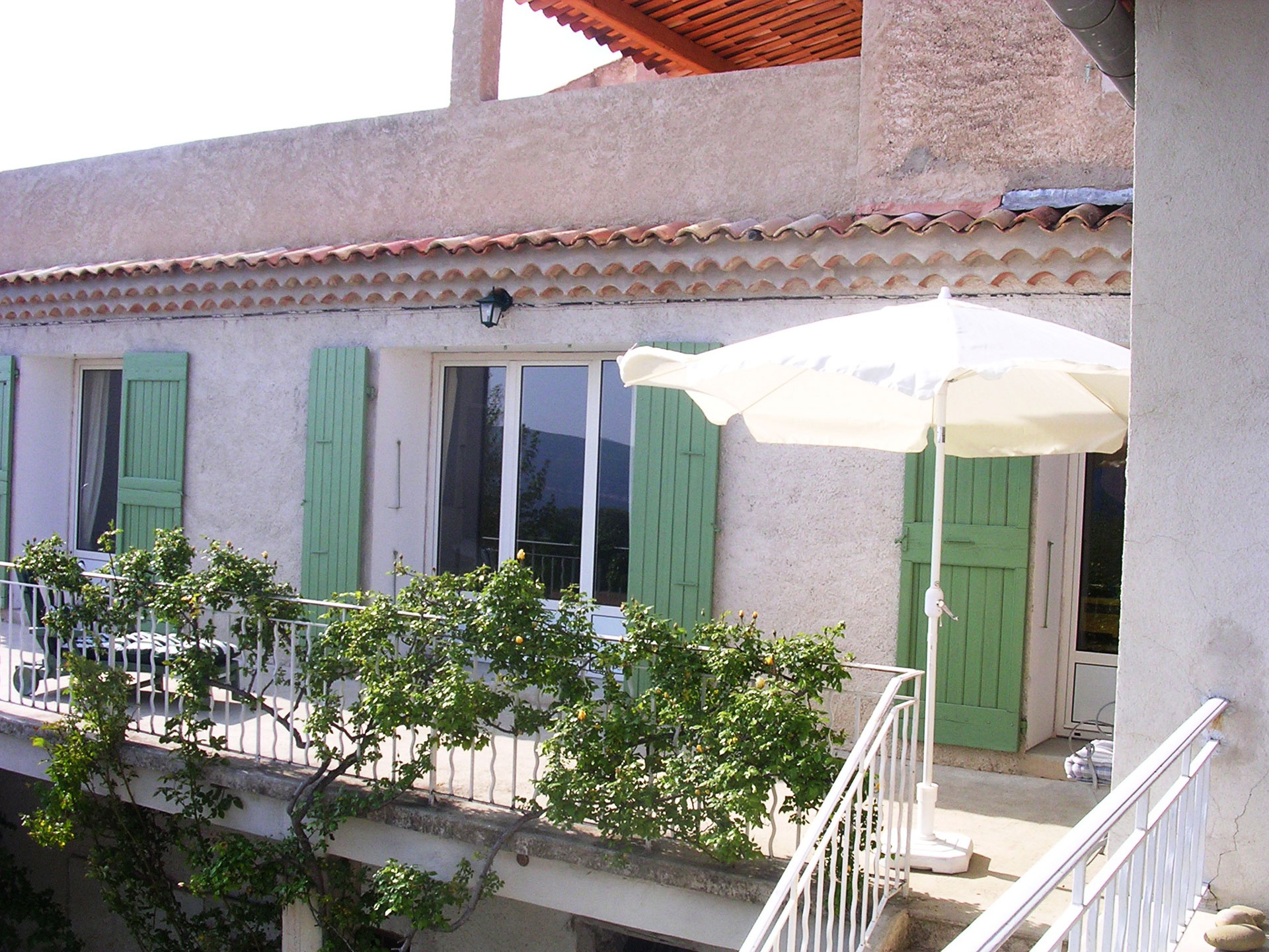 Terrasse sud et ouest du gîte provençal Le Bruset