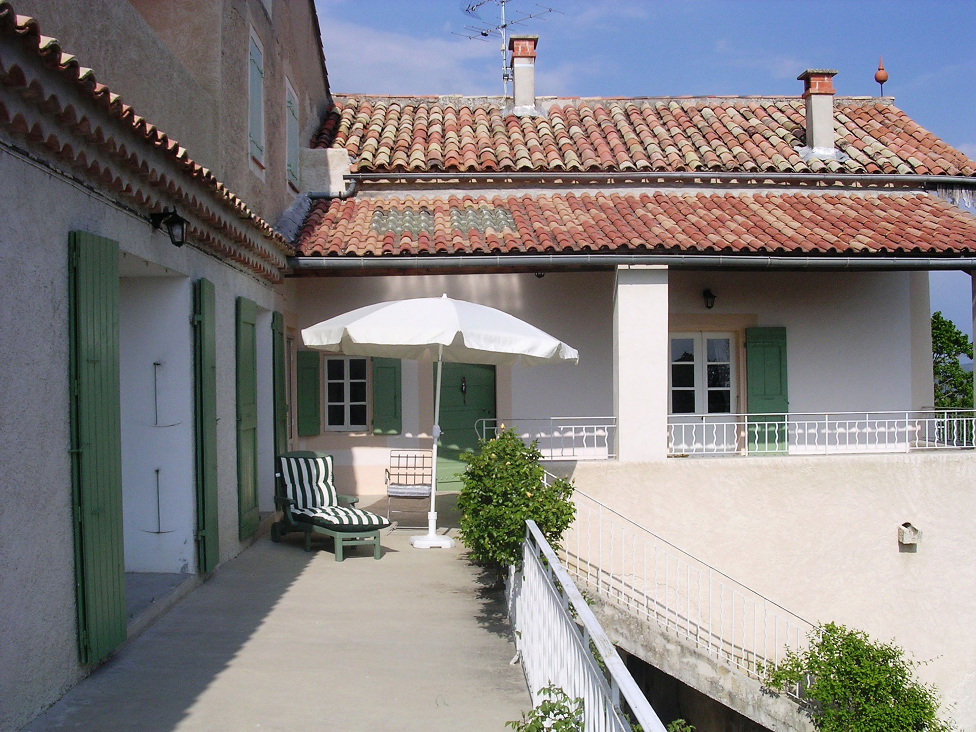 Terrasse sud et ouest du gîte provençal Le Bruset