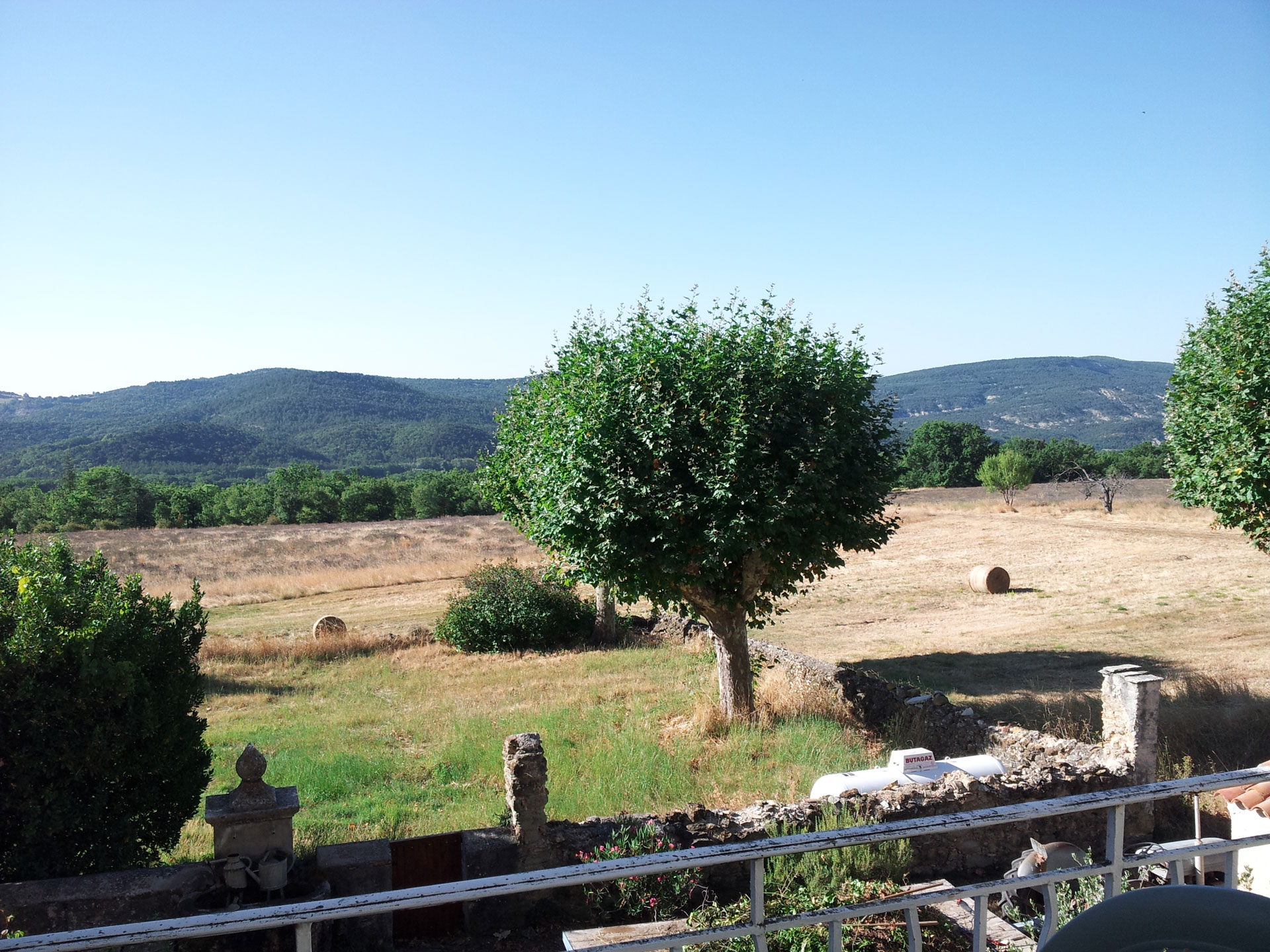 Vue de la terrasse sud du gîte provençal Le Bruset