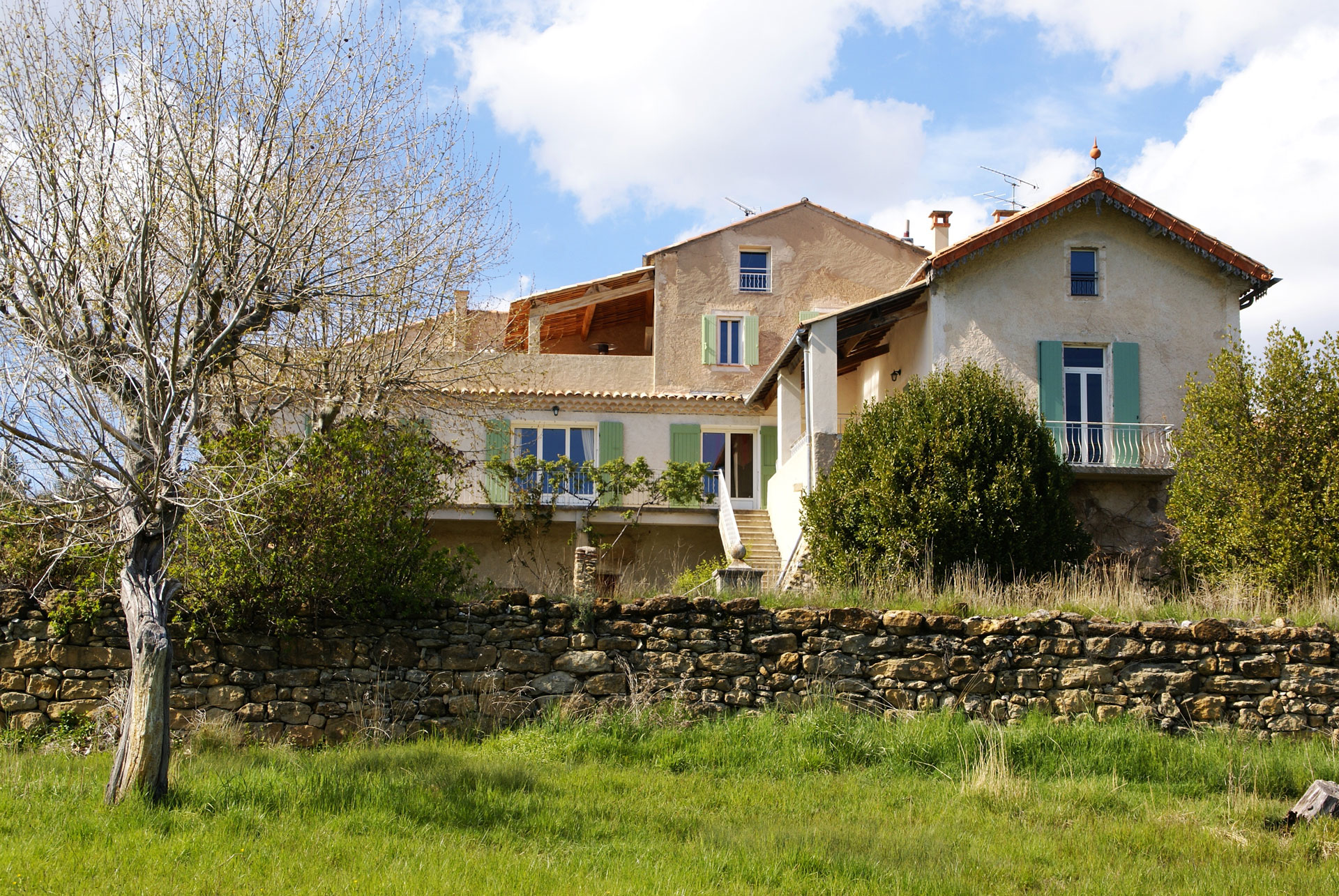 Vue sud du gîte provençal Le Bruset