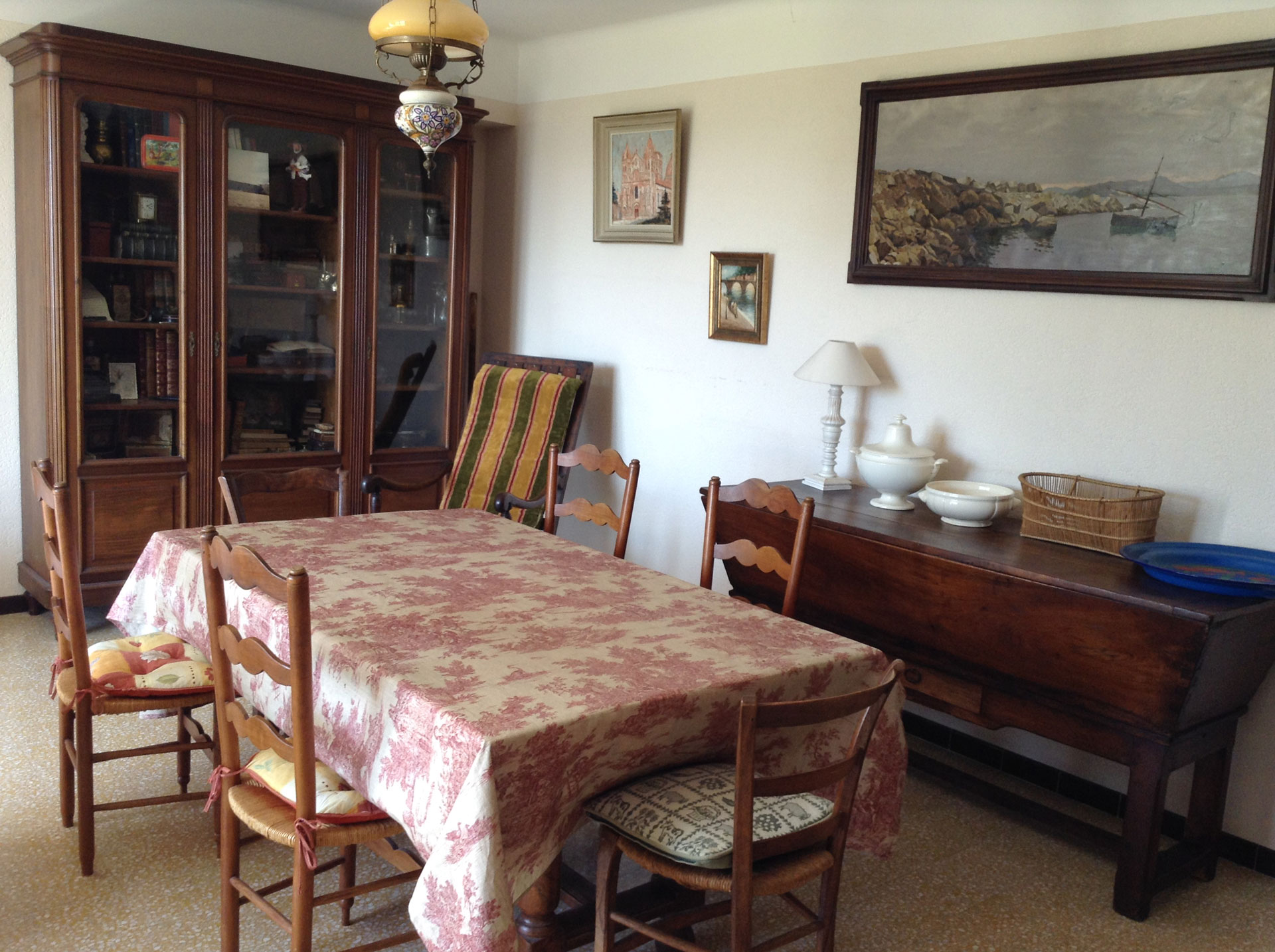 Salle à manger du gîte provençal Le Bruset